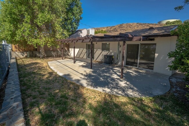 Building Photo - Charming Single-Story 3-Bedroom Home in Canyon Country!