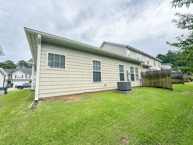 Building Photo - Gorgeous 2 Bed, 2 Bath End Unit Townhome