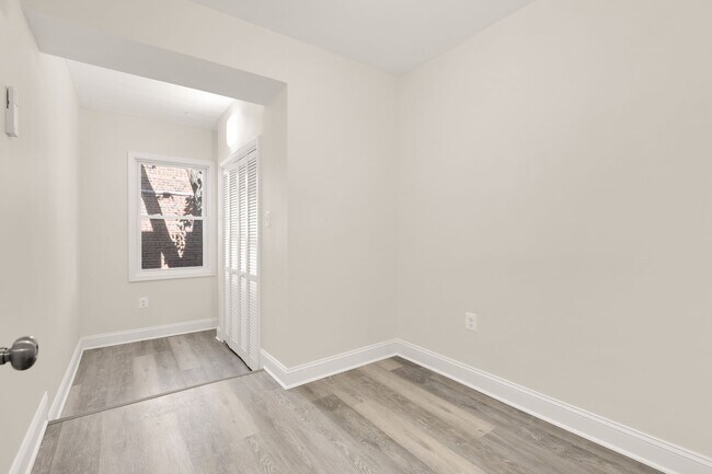 Building Photo - Newly Renovated 3BR/1BA - WASHEY/DRYER - I...