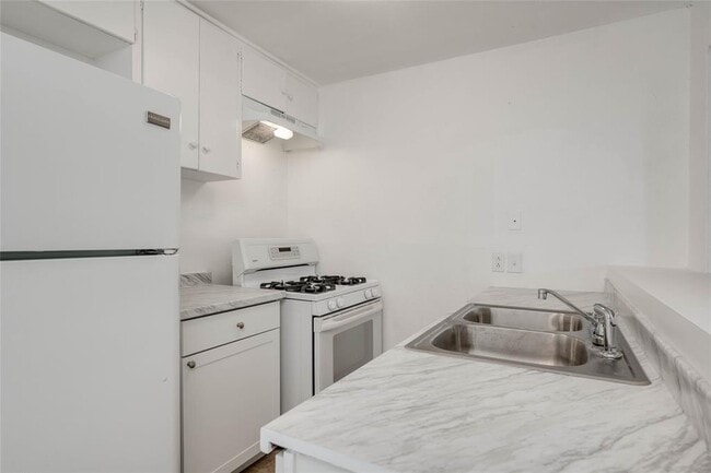 Building Photo - 1303 E St Johns Ave