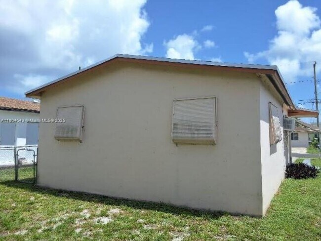 Building Photo - 504 NW 7th Ct
