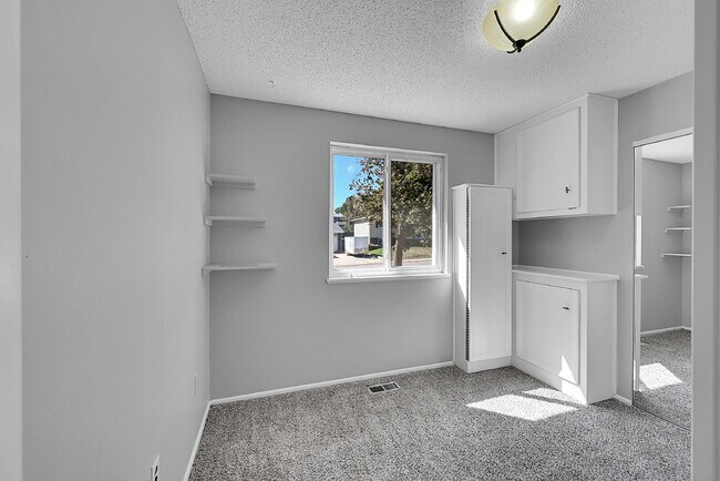 Building Photo - $2,675 - 4 Bed, 2 Bath Home in Aurora with...