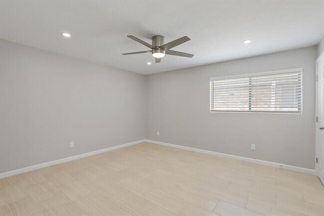 Building Photo - 2121 Fountain View Dr