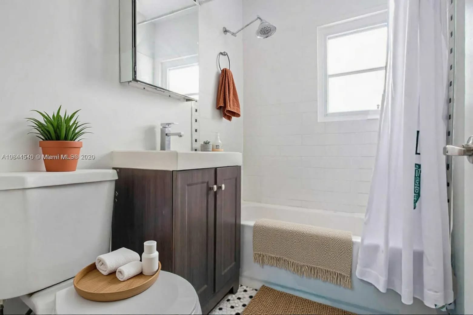 Building Photo - 827 NE 140th St