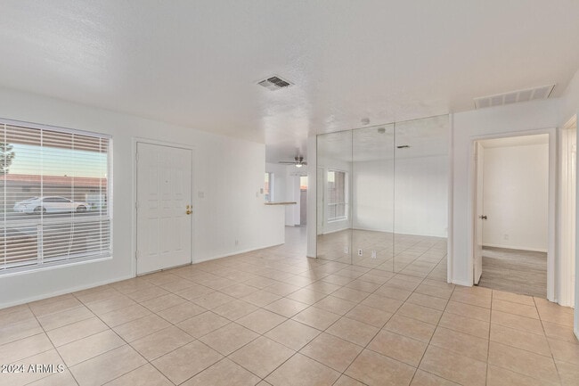 Building Photo - 511 W Blackhawk Dr