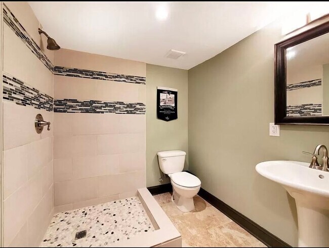 Building Photo - Gorgeous East Cobb Home with 5 bedrooms & 3.5 Bathrooms!!