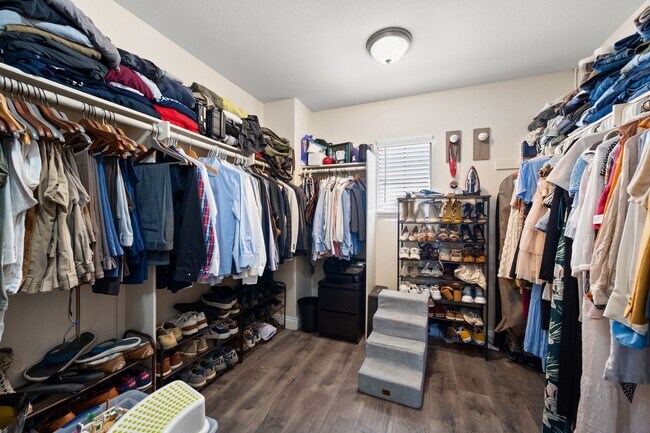 Building Photo - Gorgeous Eastlake Townhome!