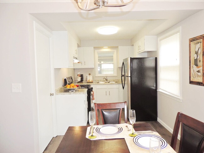 Building Photo - Breathtaking 3 bedroom, 1 bath Mayfield He...