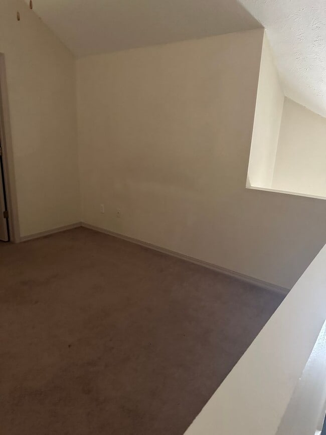 Building Photo - New laminate floors