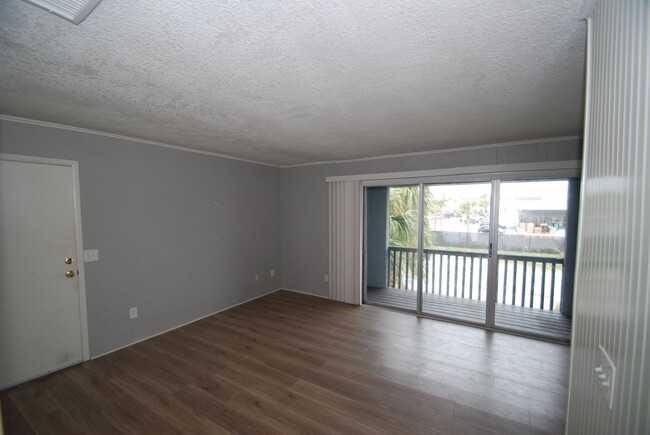 Building Photo - Charming 2 Bedroom close to the beach avai...
