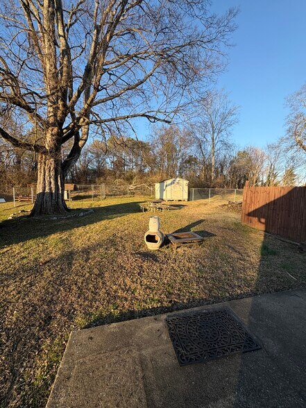 Backyard with storage shed - 1509 Layman St