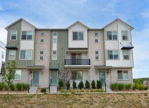 Building Photo - Astonishing 3 Bed/3.5 Bath Tri Level Townhome.   Must see to believe!!