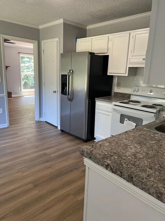Building Photo - Room in House on Newfoundland Ct