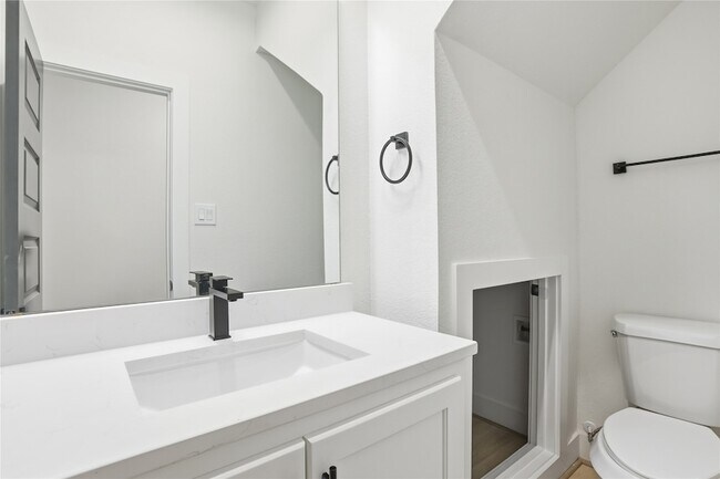 Building Photo - 712 Delano St