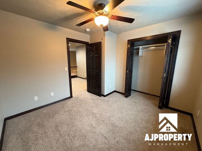 Building Photo - 9402 W Broek Dr