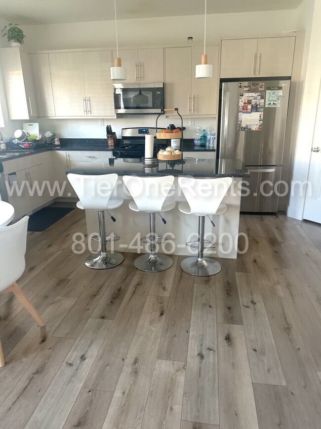 Building Photo - NO DEPOSIT option available for qualified ...