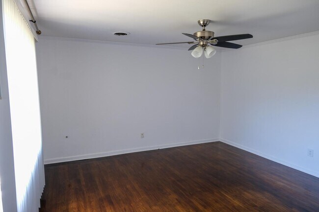 Building Photo - Charming 3/1.5 ranch style house!