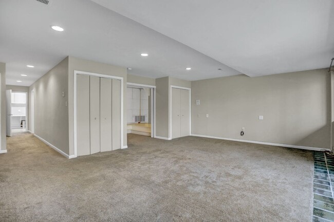 Building Photo - AMAZING SPACIOUS END UNIT TOWNHOUSE IN PRIME LOCATION