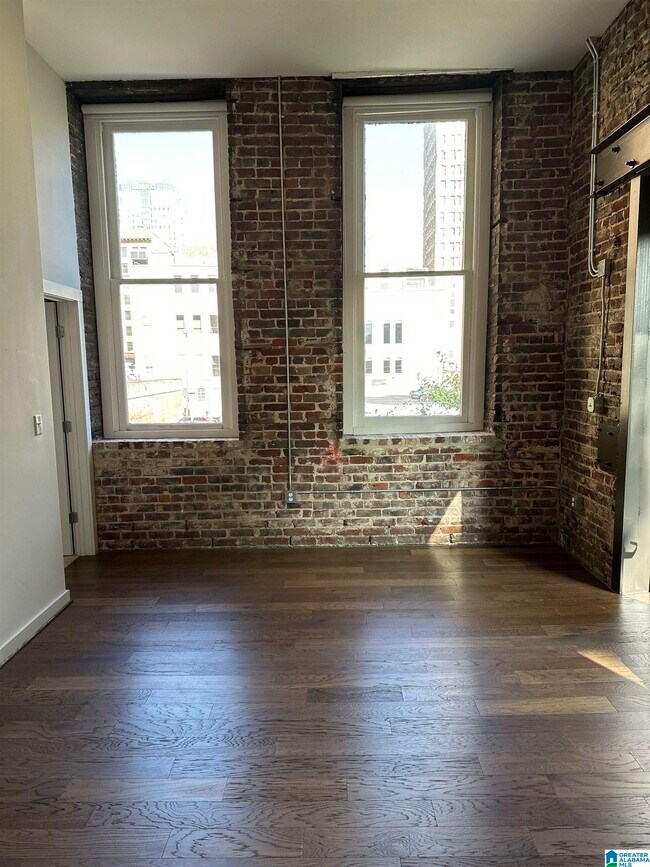 Building Photo - 2015 1st Ave N