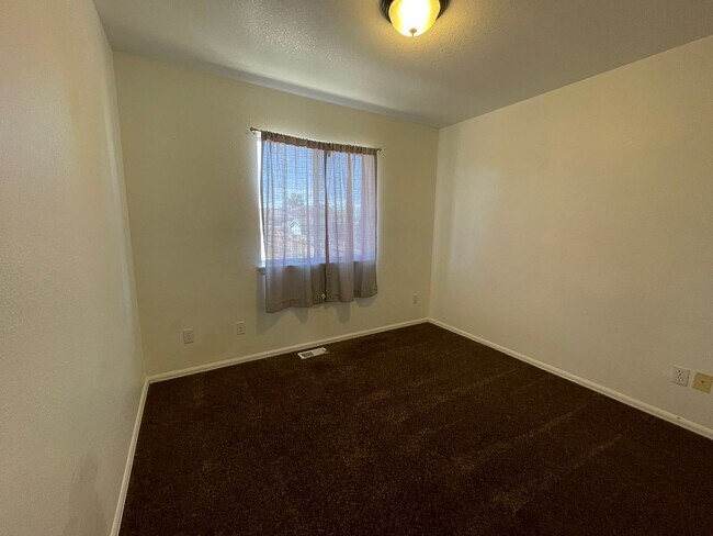 Building Photo - 429 S Oak Creek Dr