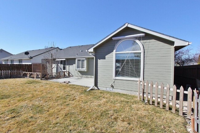 Building Photo - Immaculate Single-Level Home