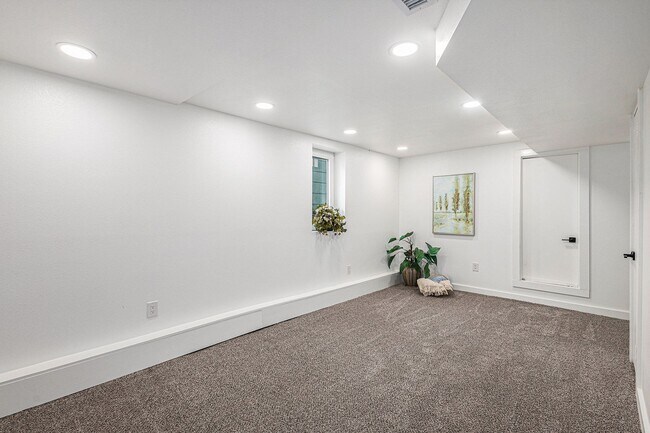 Building Photo - Duplex unit near Downtown! Utilities inclu...