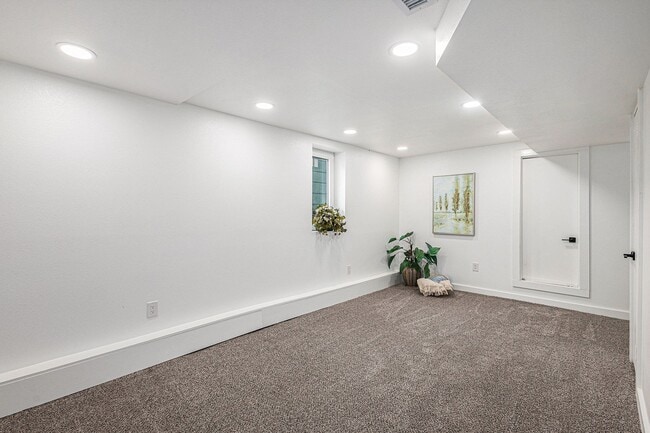 Building Photo - Duplex unit near Downtown! Utilities included!