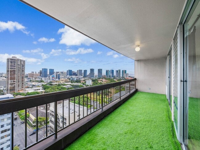 Building Photo - Remodeled Corner 1BR with Ocean & Diamond Head Views, W/D + Parking