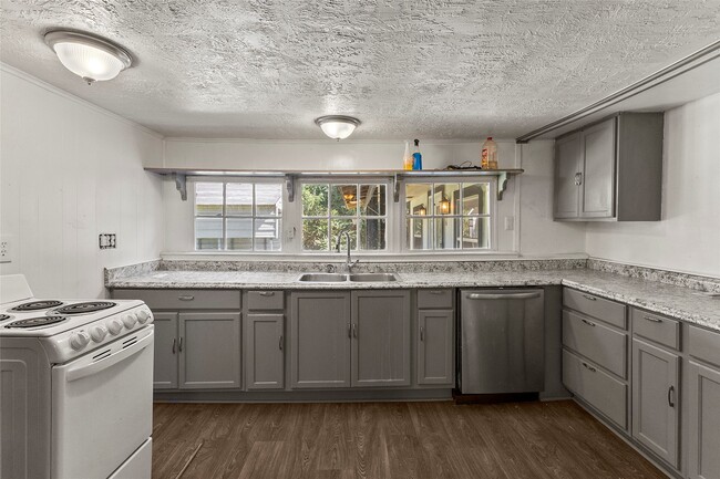 Building Photo - 8206 Sunflower Dr