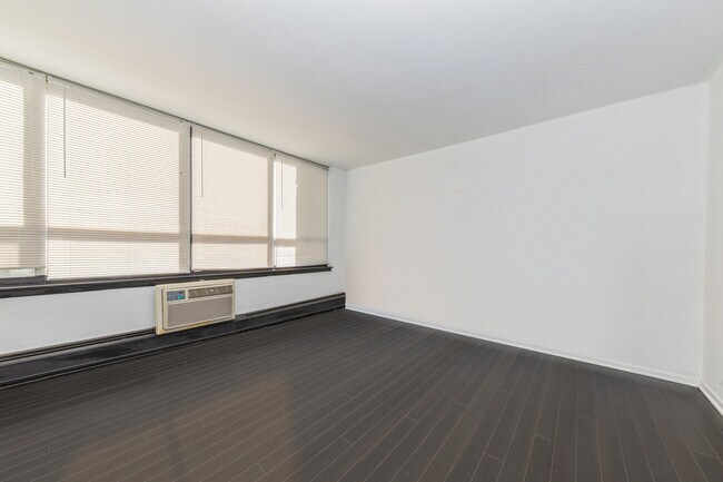 Building Photo - 6171 N Sheridan Rd