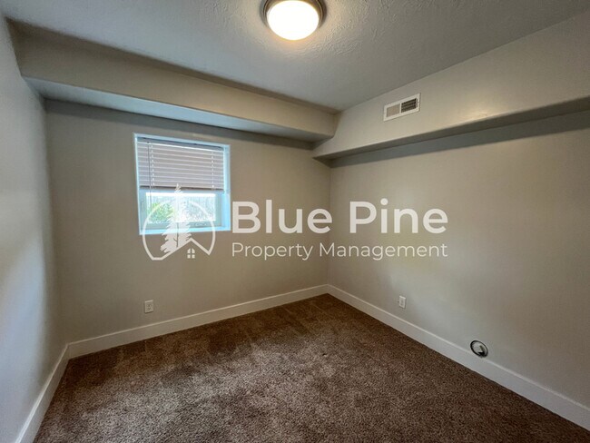 Building Photo - 1420 E 17th St