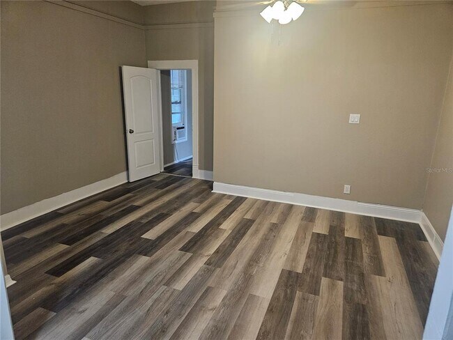 Building Photo - 318 E Tarpon Ave