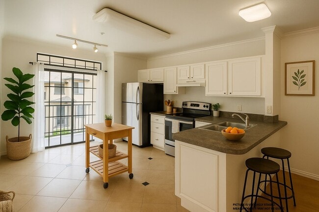 Building Photo - 1x1 top floor unit with balcony, beautiful...