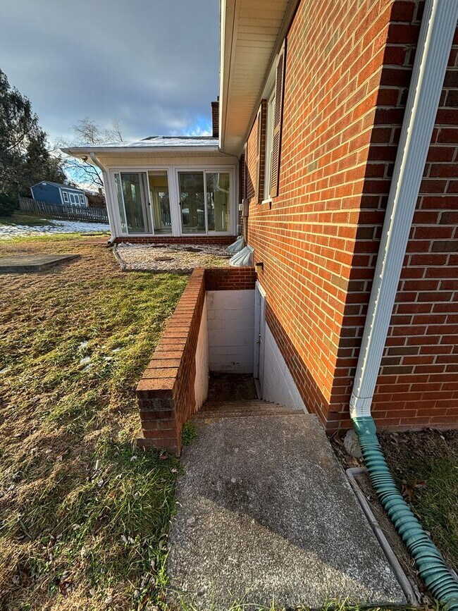 Building Photo - 136 Grimes St