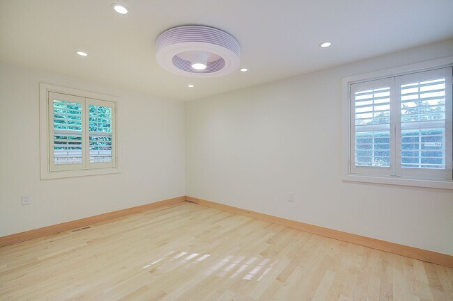 Building Photo - 3bd/2ba Mercer Island Home