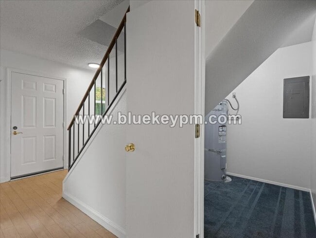 Building Photo - 3 Bed, 1.5 Bath Townhome in Hazel Dell Near Salmon Creek Regional Park