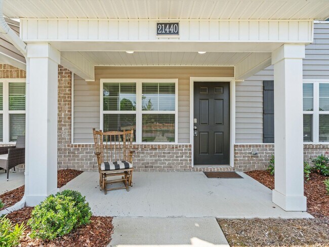 Building Photo - Fantastic Location – Spacious 3 Bedroom Townhome with Rear-Entry Garage!