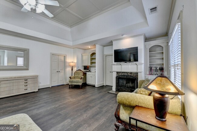 Building Photo - 8910 Pinehurst Cove