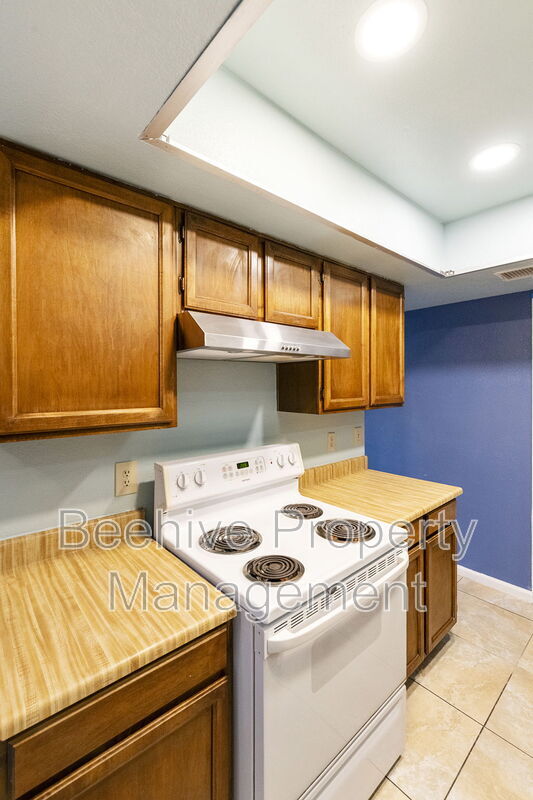 Building Photo - 629 N Mesa Dr