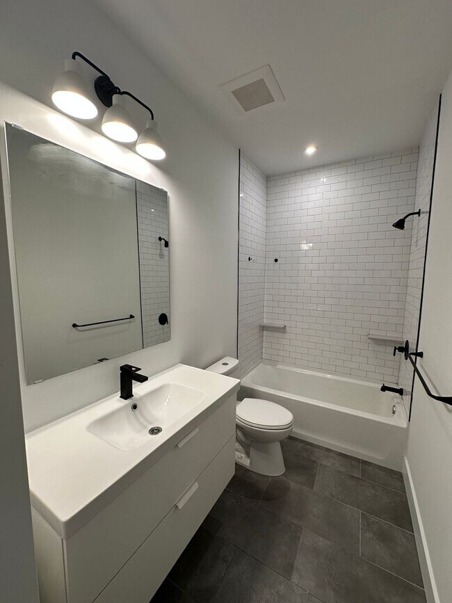 Building Photo - Recently Constructed, Modern 3 Bed / 3 Bath Bi Level Apartment Near Temple — Private Rooftop + Ba...