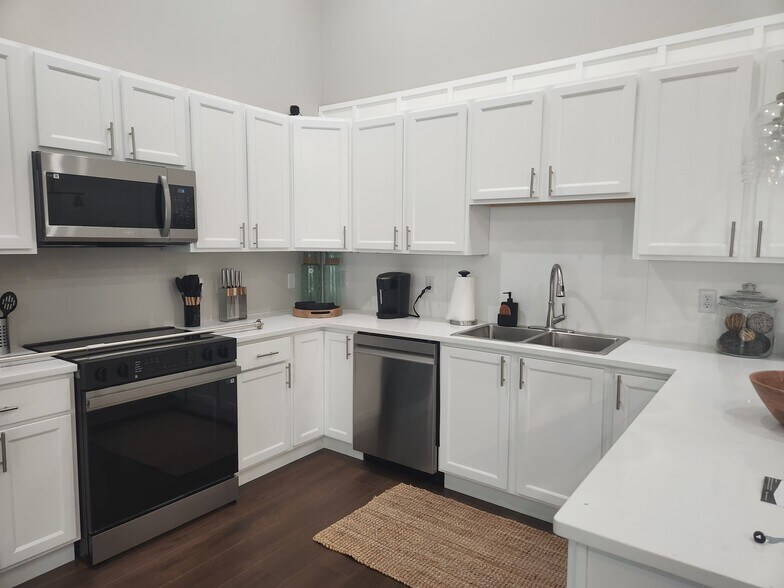 Gourmet Kitchen - 6384 W Flanders Ln