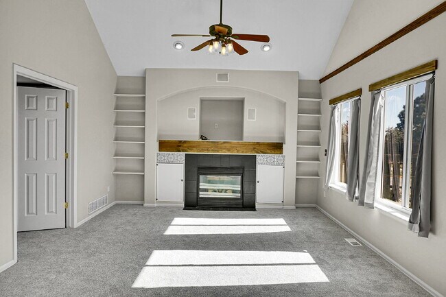 Building Photo - $2,695.00, 4 bed, 3.5 bath, located in Col...