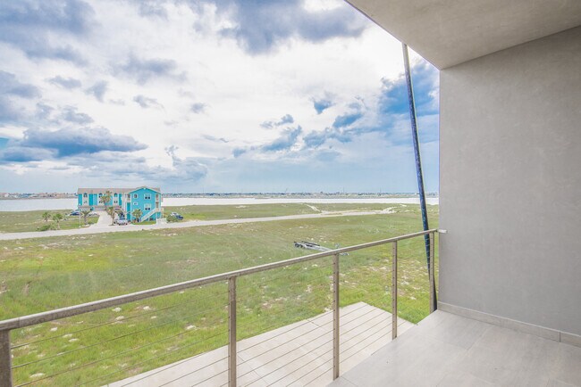 Building Photo - 14836 Granada Dr