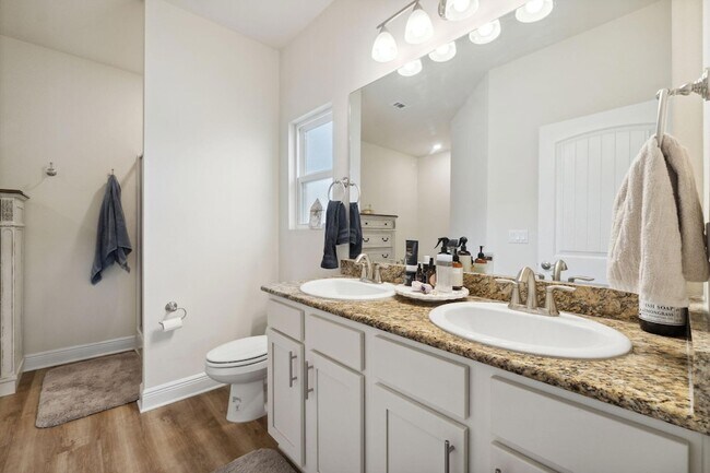Building Photo - 585 Riverwalk Cir