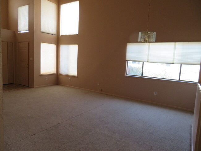 Building Photo - Clean 2 Bedroom 2 Bath Home