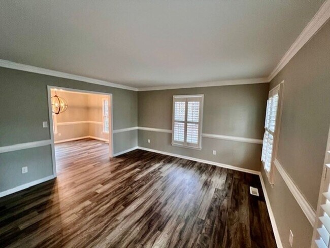 Building Photo - Colonial home with large yard