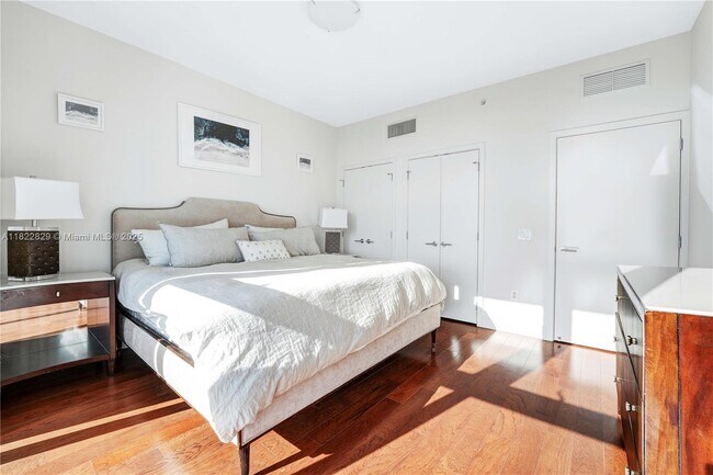 Building Photo - 6899 Collins Ave