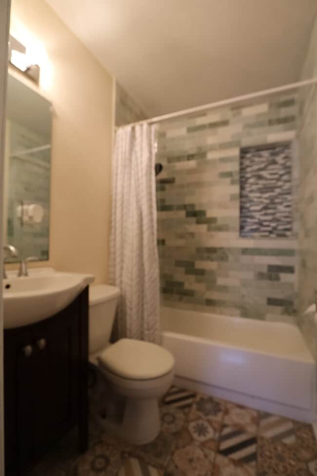 Building Photo - 3 bedroom, 2.5 bathroom home is in a highly sought-after neighborhood in the heart of South Tampa...