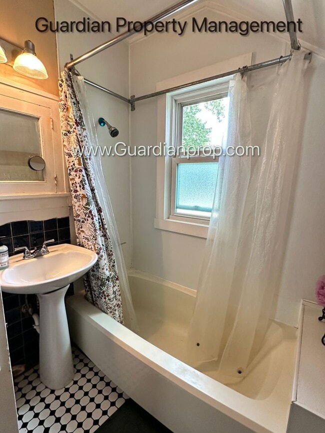 Building Photo - South Minneapolis Single Family Home, Fenc...