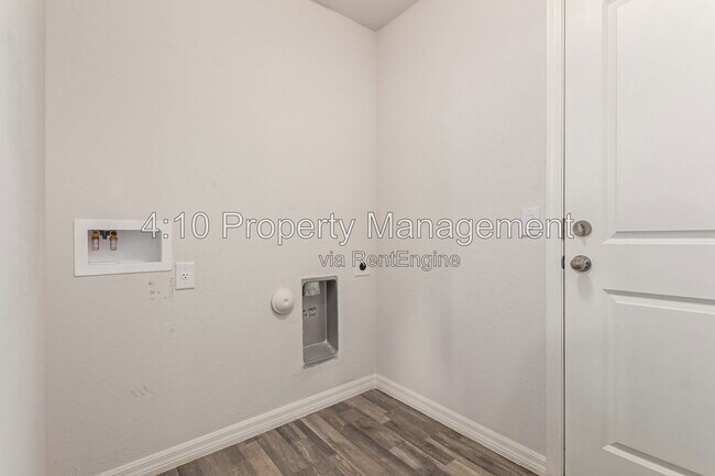 Building Photo - 142 W Impala Dr